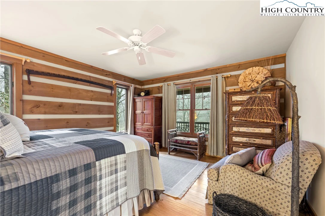 Image number 4 for the current listing