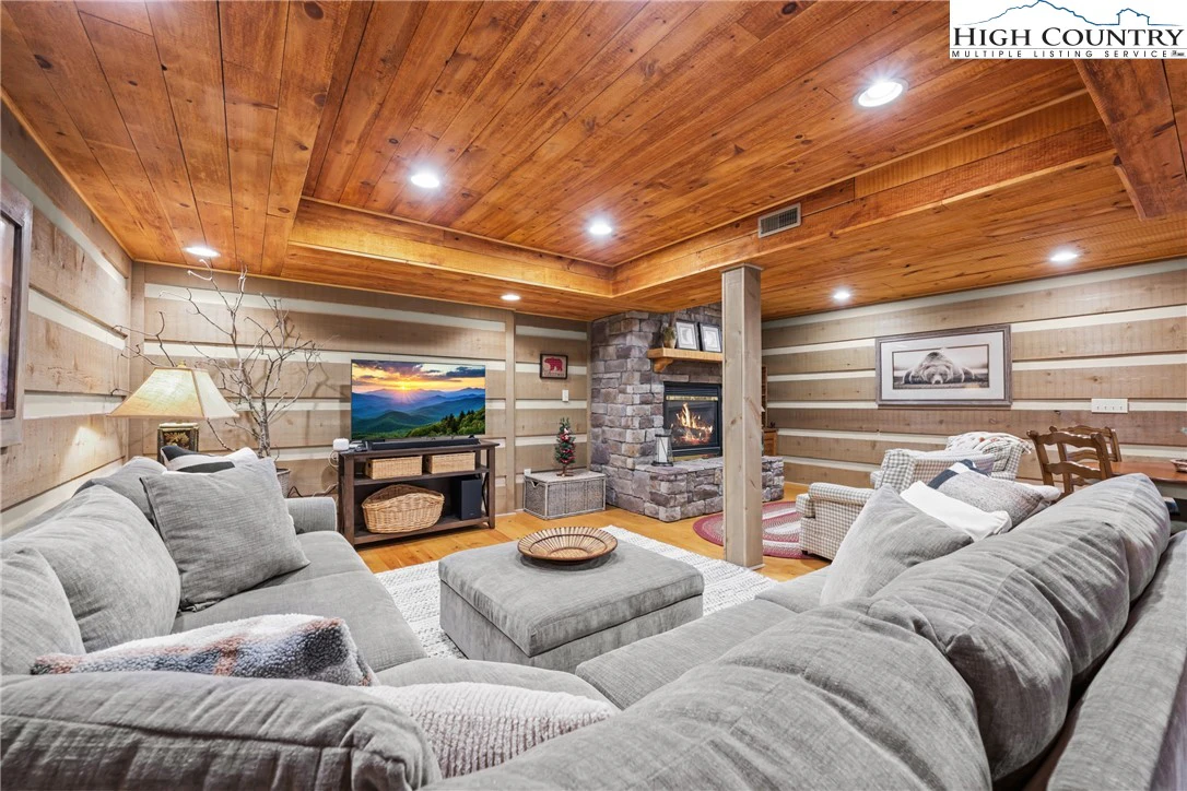 Image number 11 for the current listing