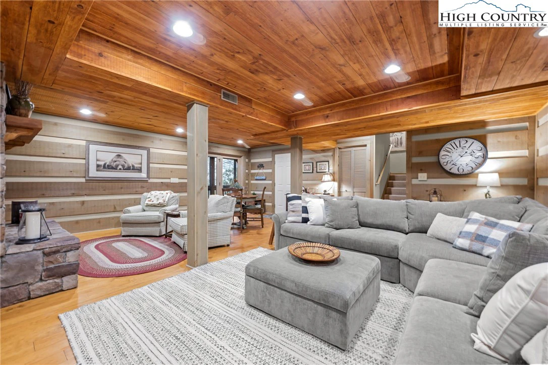Image number 12 for the current listing