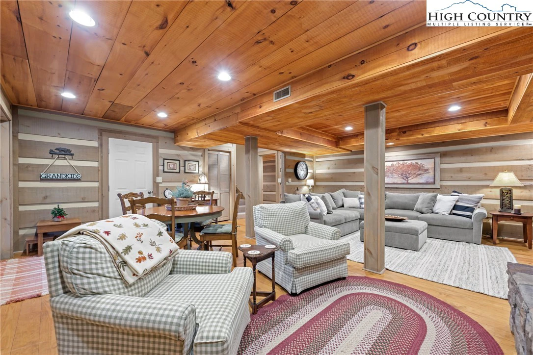 Image number 13 for the current listing
