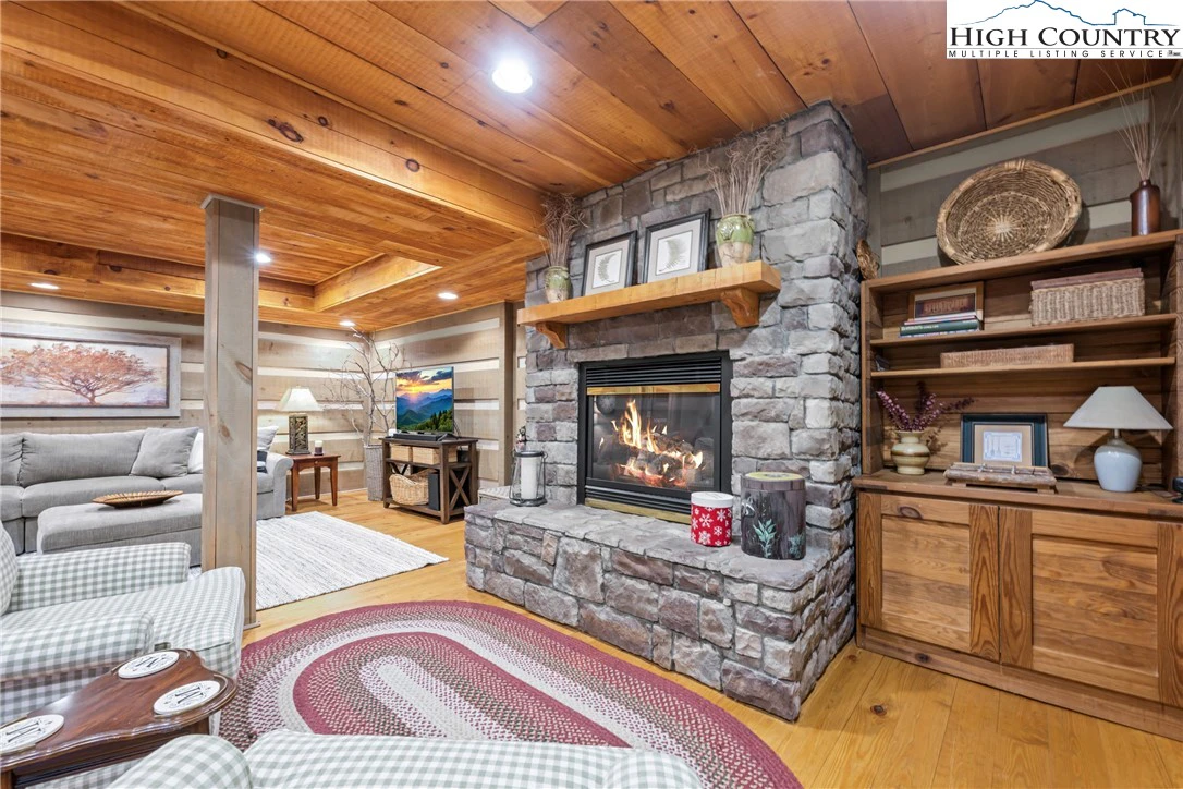 Image number 2 for the current listing