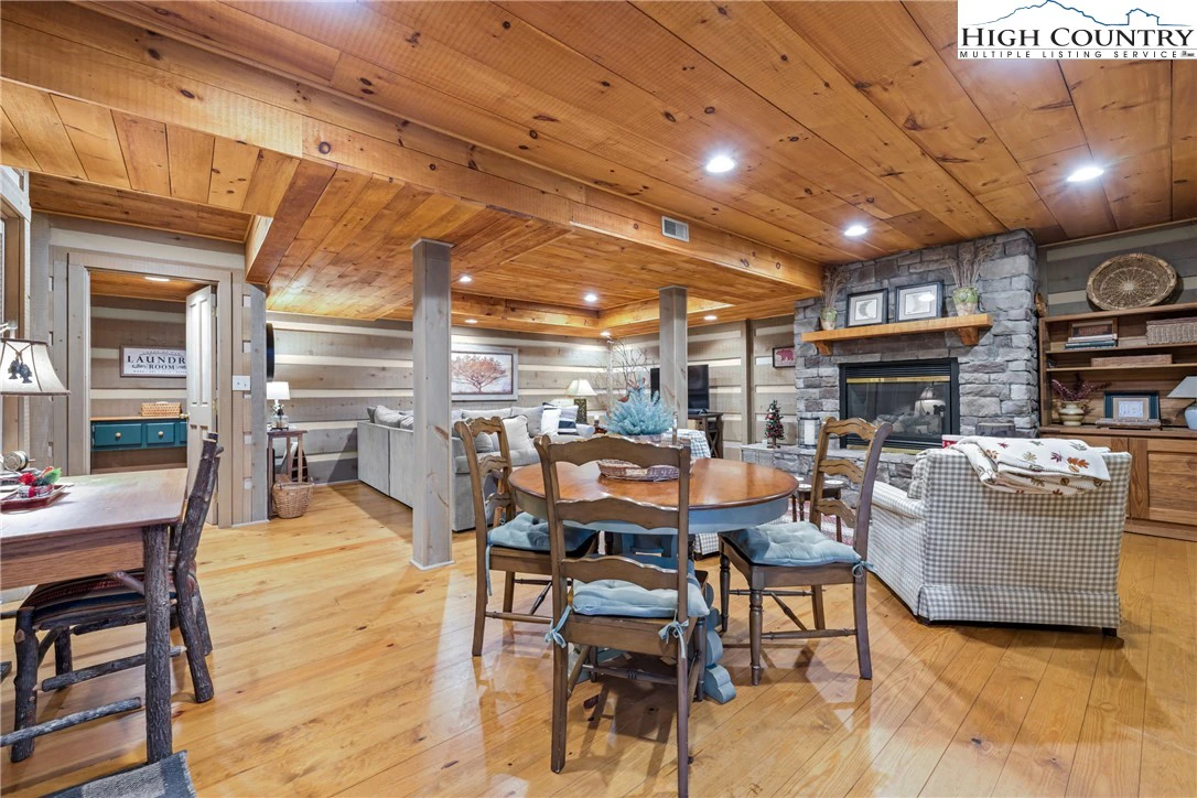Image number 15 for the current listing
