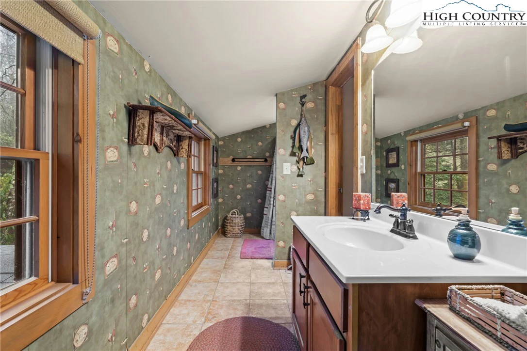 Image number 21 for the current listing
