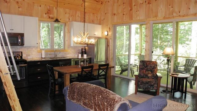 Image number 3 for the current listing