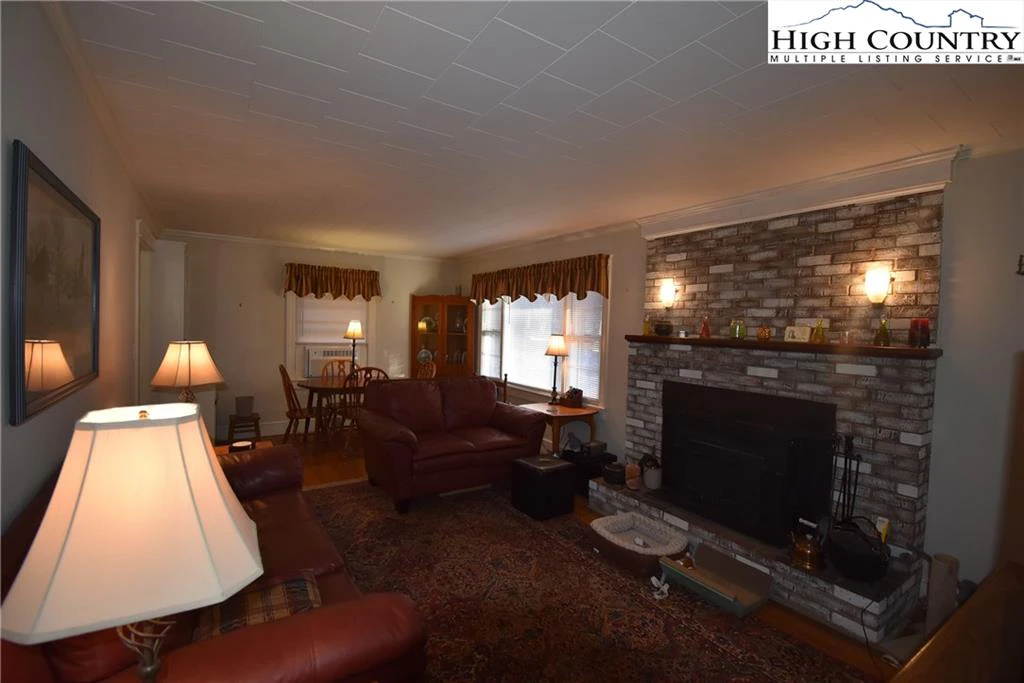 Image number 5 for the current listing