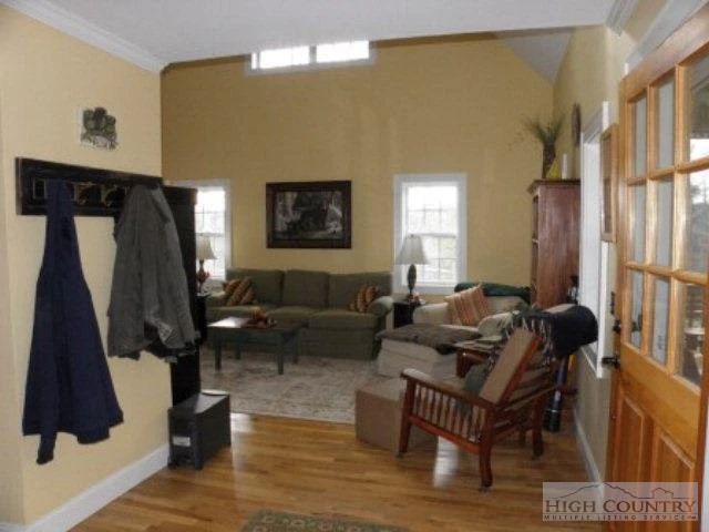Image number 9 for the current listing