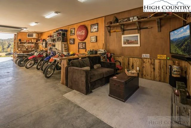 Image number 11 for the current listing