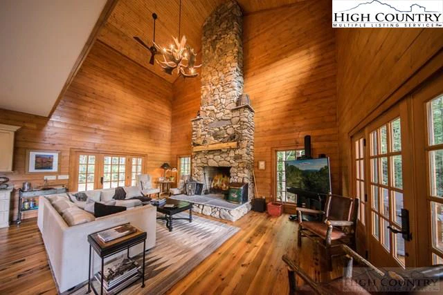 Image number 14 for the current listing