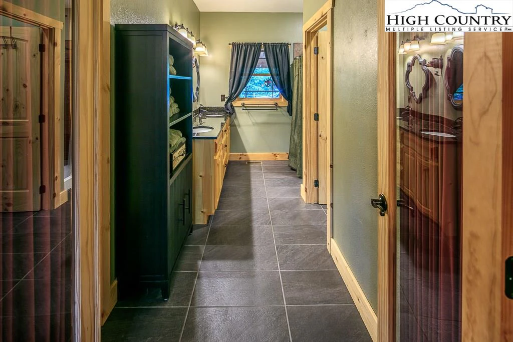 Image number 2 for the current listing