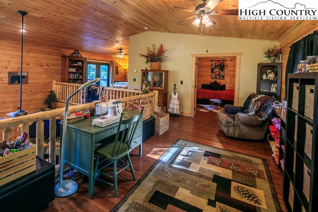 Image number 16 for the current listing
