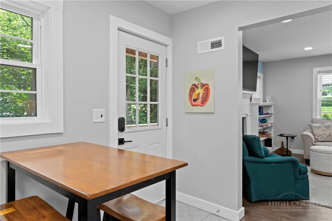 Image number 10 for the current listing