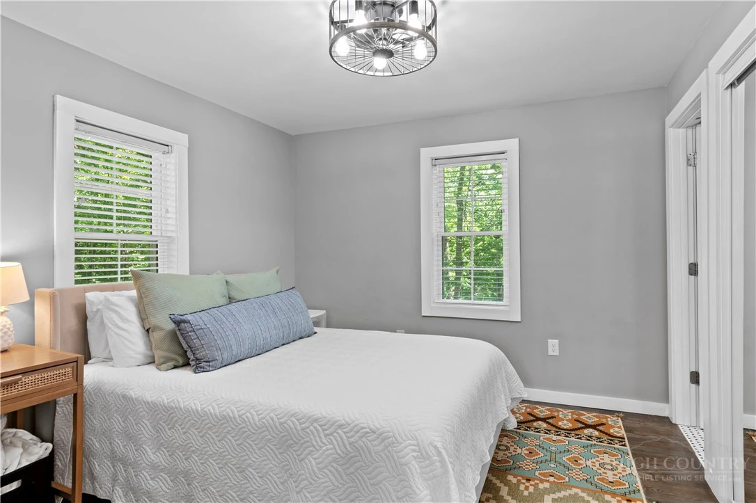 Image number 4 for the current listing
