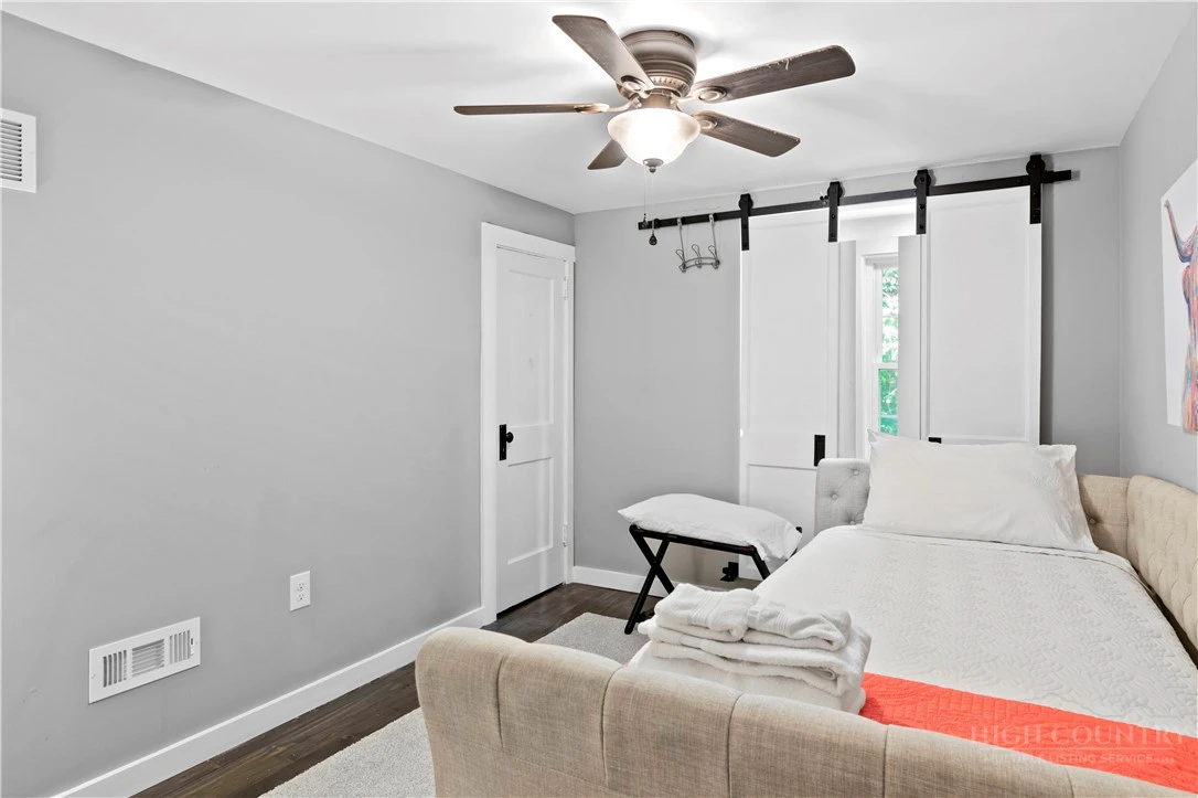 Image number 8 for the current listing