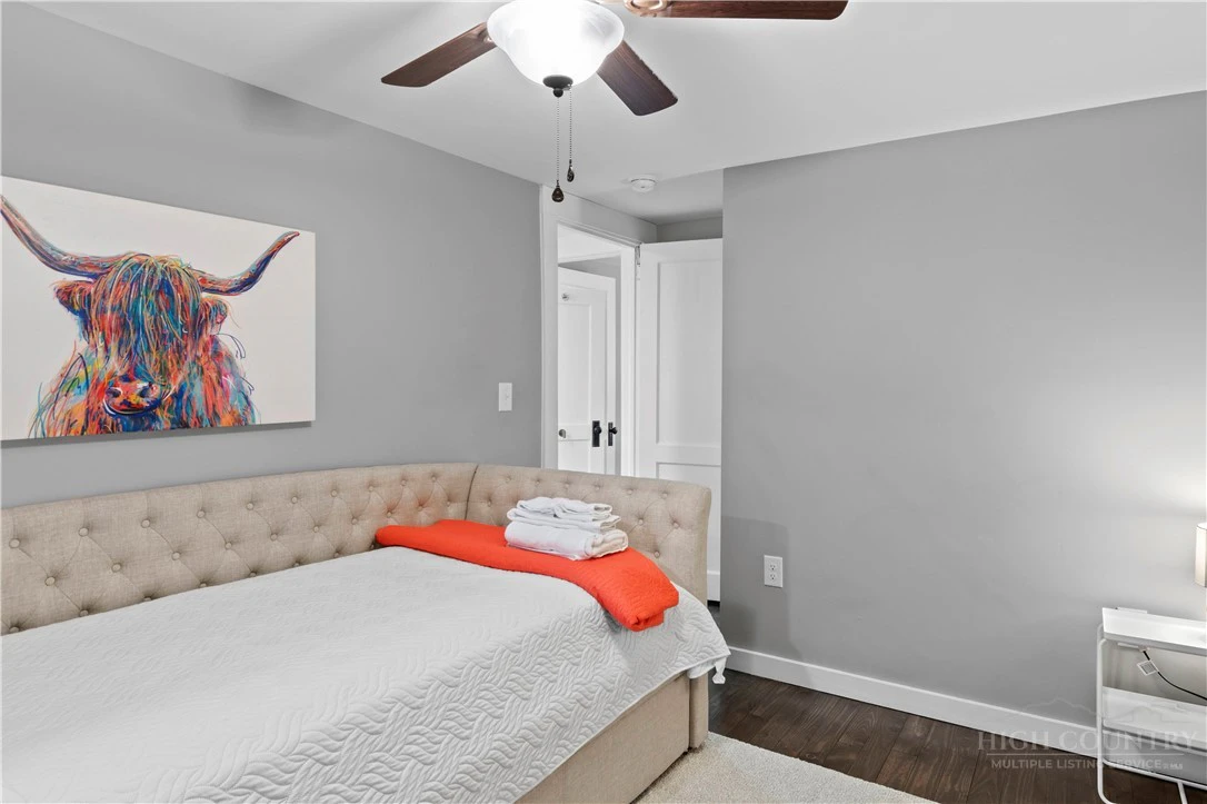 Image number 9 for the current listing