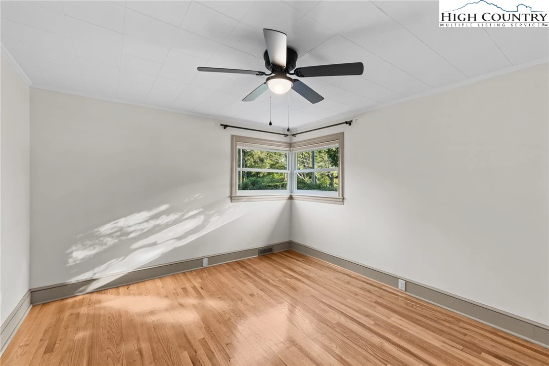 Image number 3 for the current listing