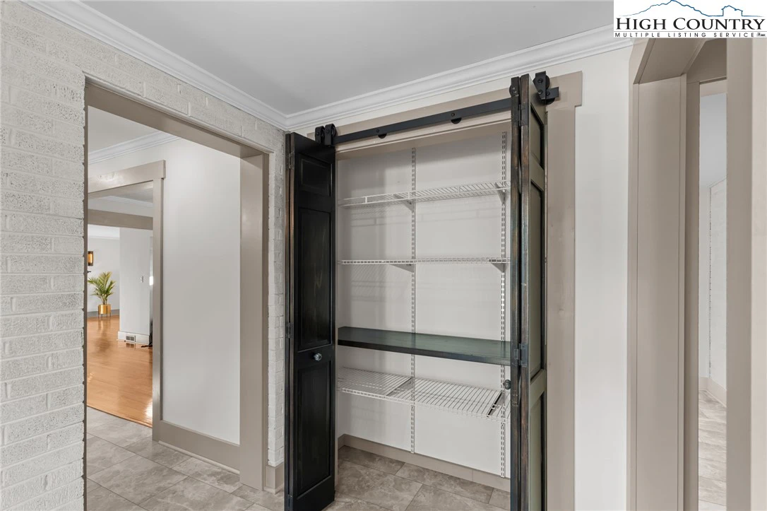 Image number 4 for the current listing