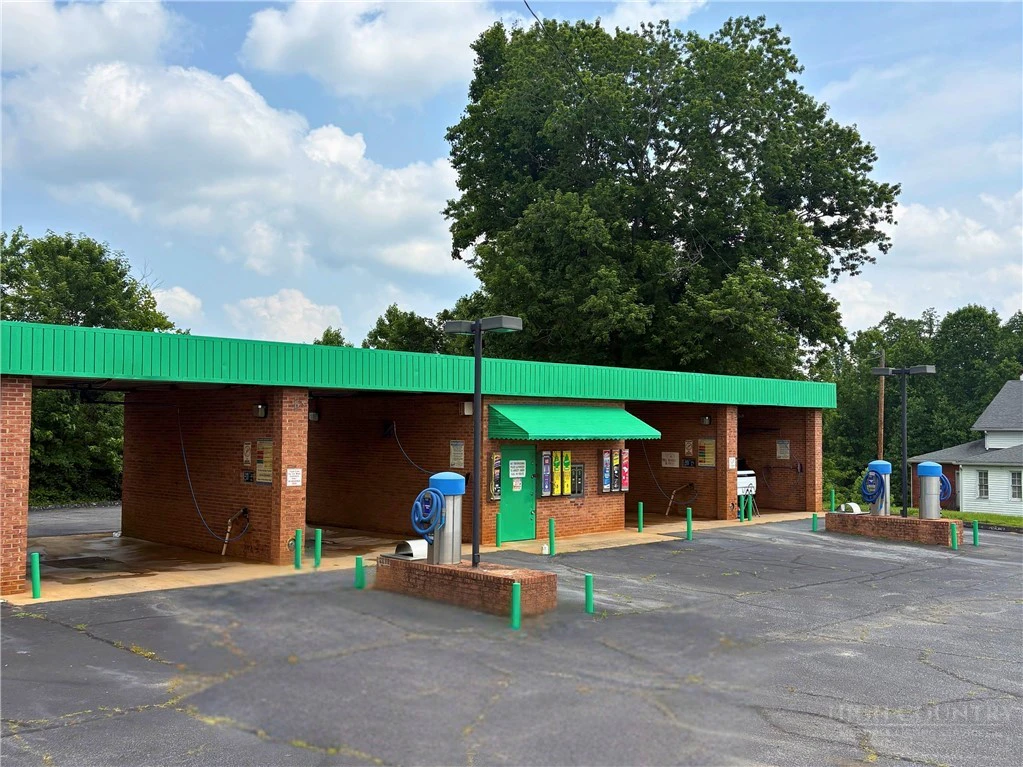 Image number 1 for the current listing