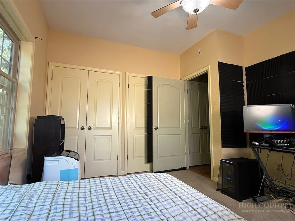 Image number 19 for the current listing