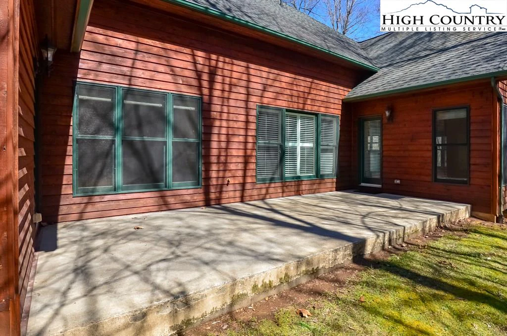 Image number 15 for the current listing
