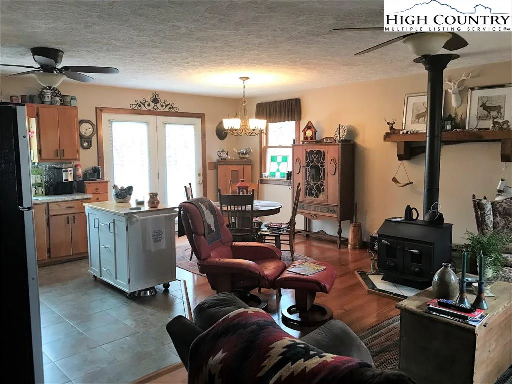 Image number 17 for the current listing