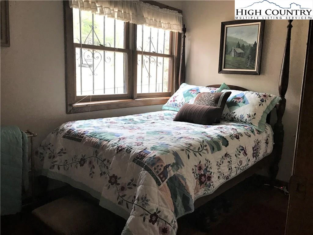 Image number 15 for the current listing