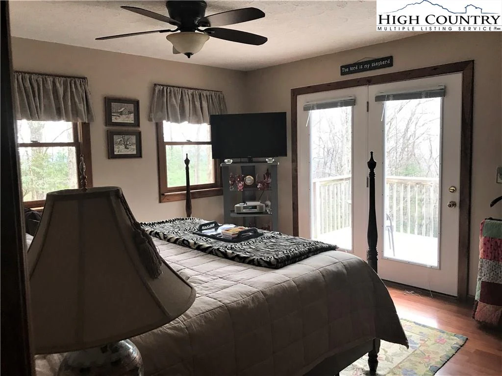 Image number 2 for the current listing