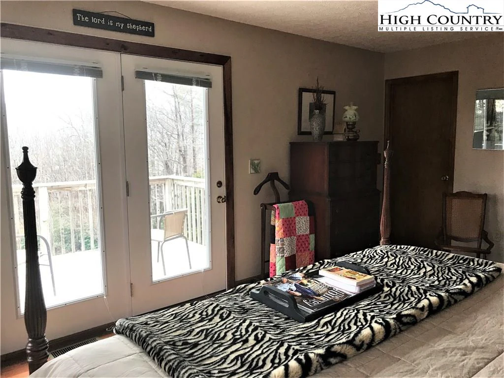 Image number 14 for the current listing