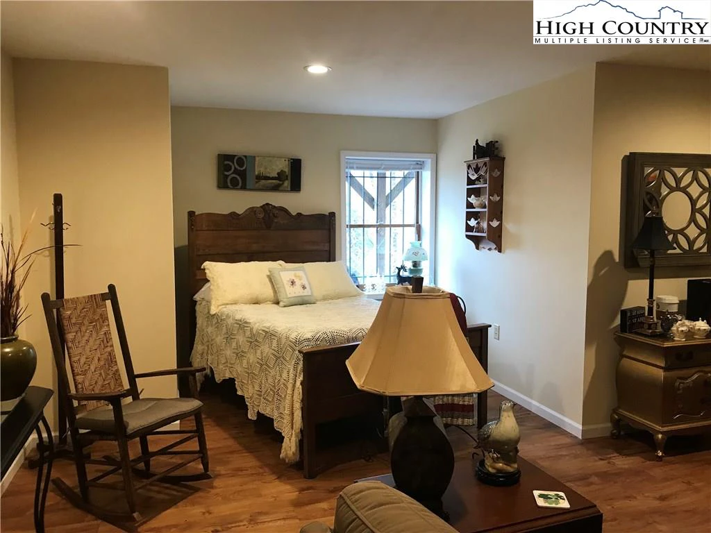 Image number 11 for the current listing