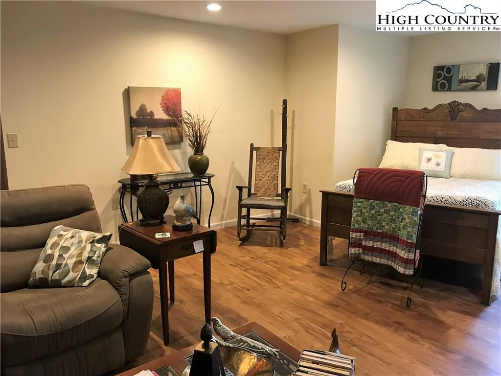 Image number 7 for the current listing