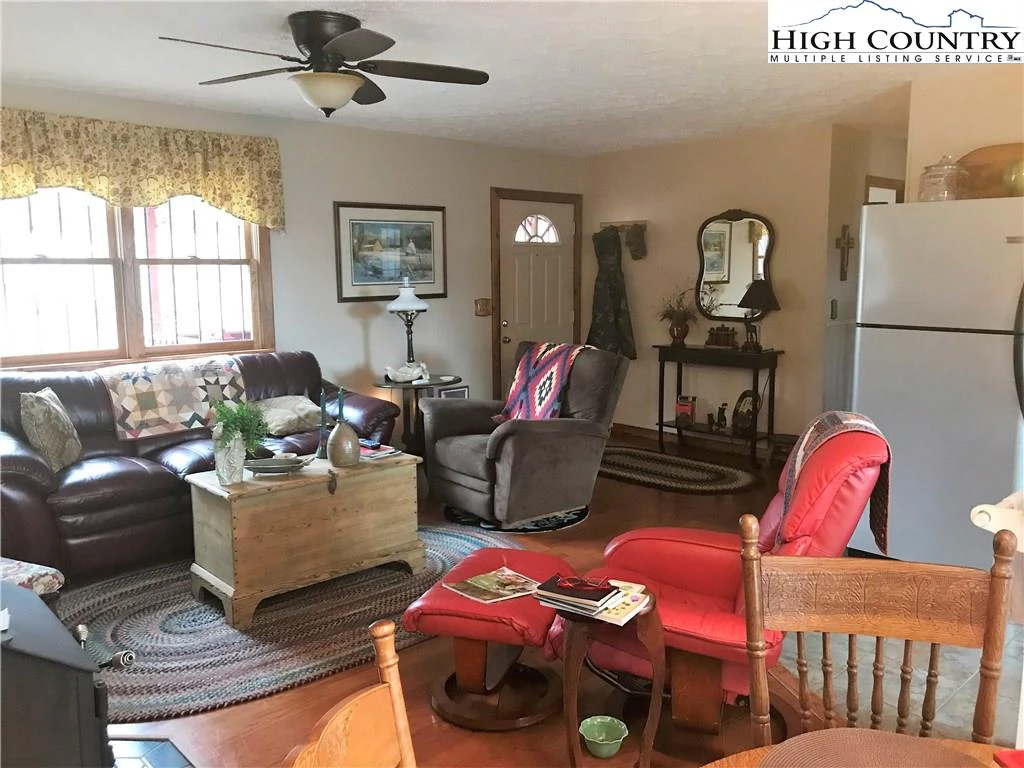 Image number 19 for the current listing