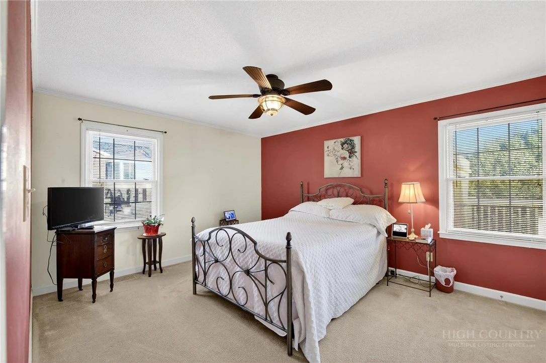 Image number 4 for the current listing