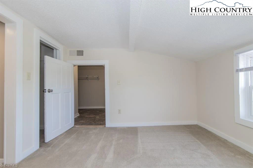 Image number 8 for the current listing