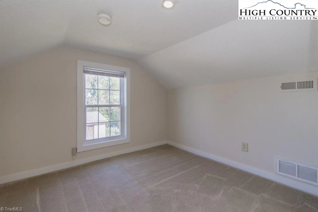 Image number 4 for the current listing