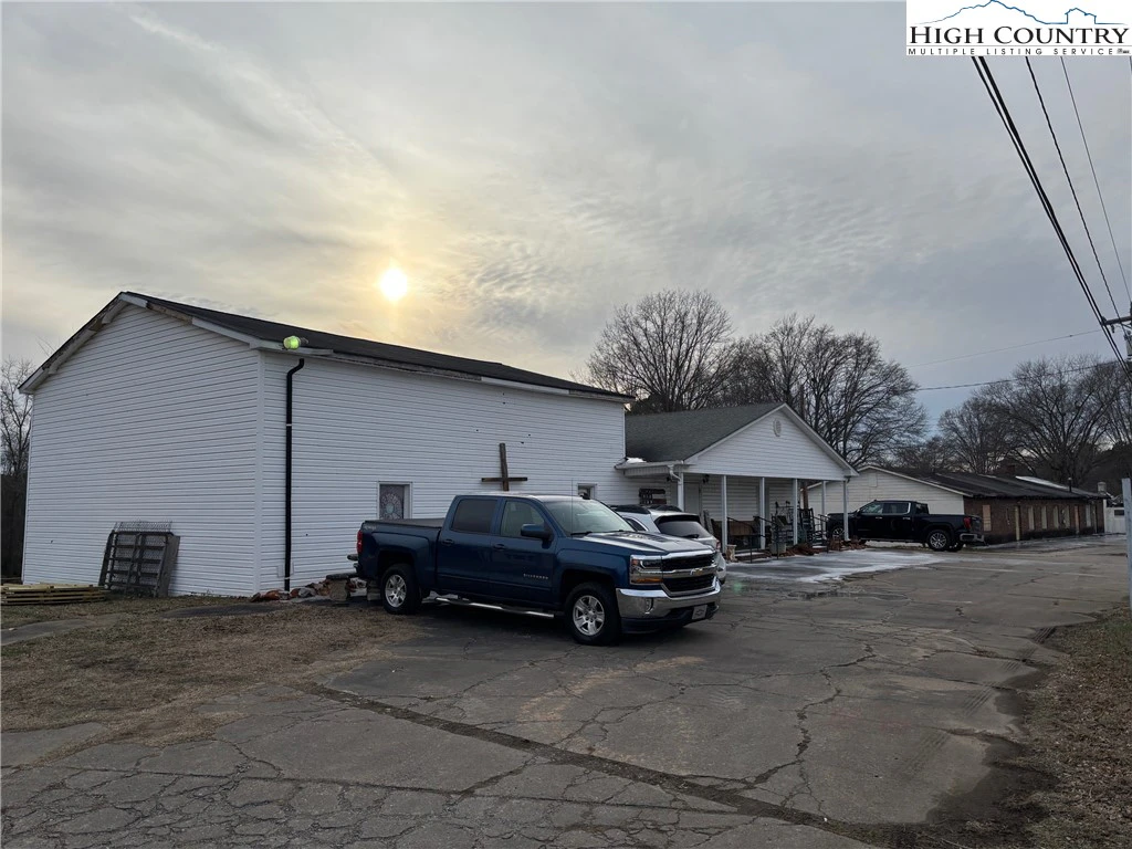 Image number 1 for the current listing