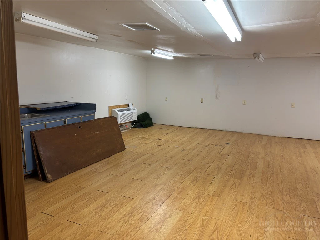 Image number 12 for the current listing