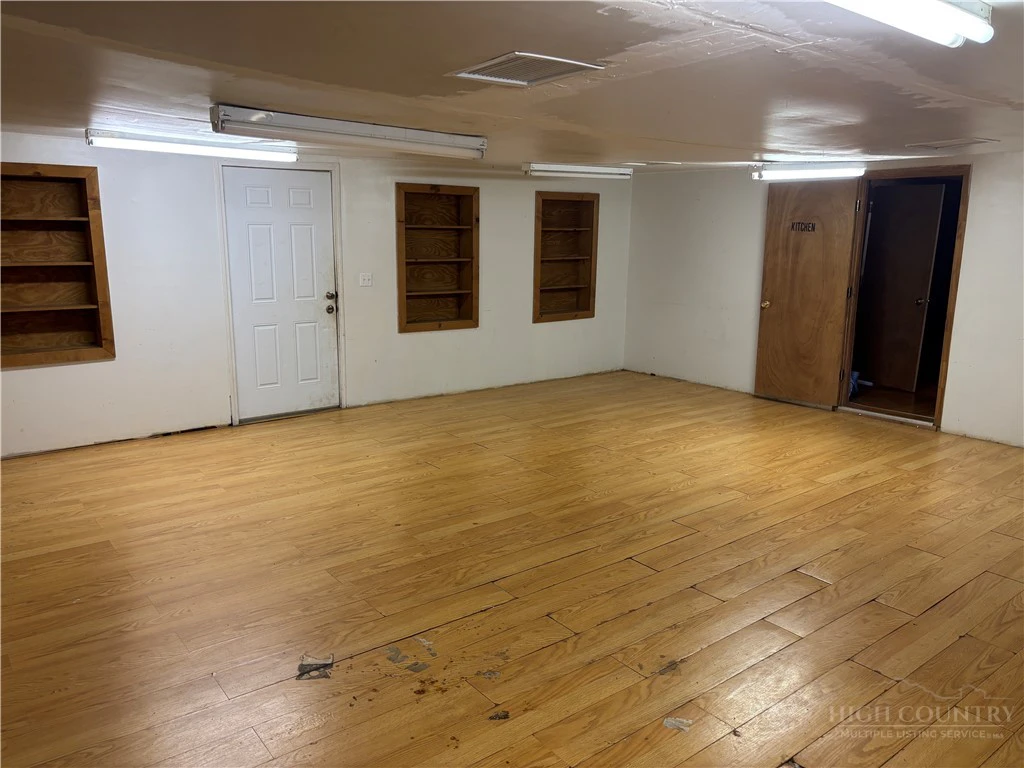 Image number 8 for the current listing