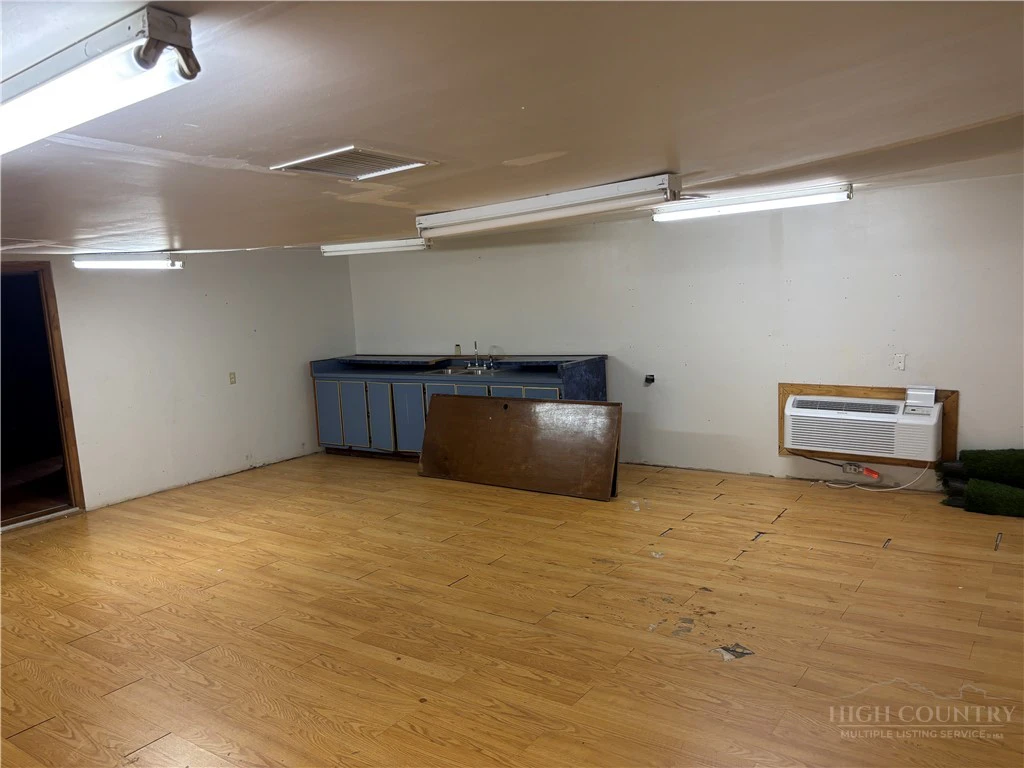 Image number 7 for the current listing
