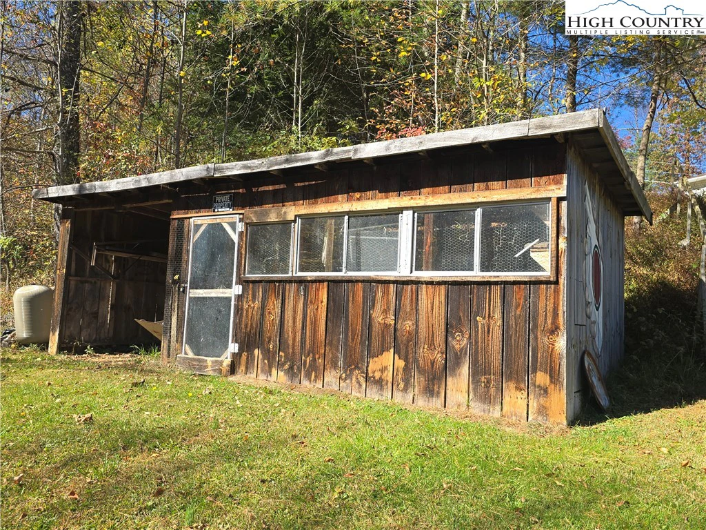 Image number 18 for the current listing