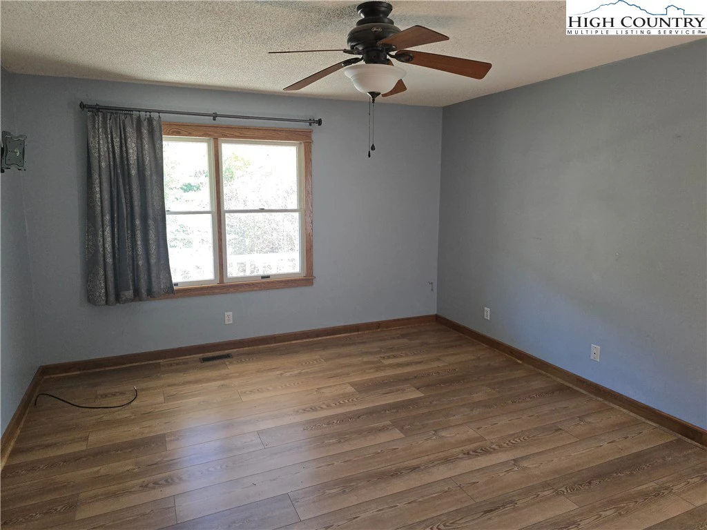 Image number 3 for the current listing