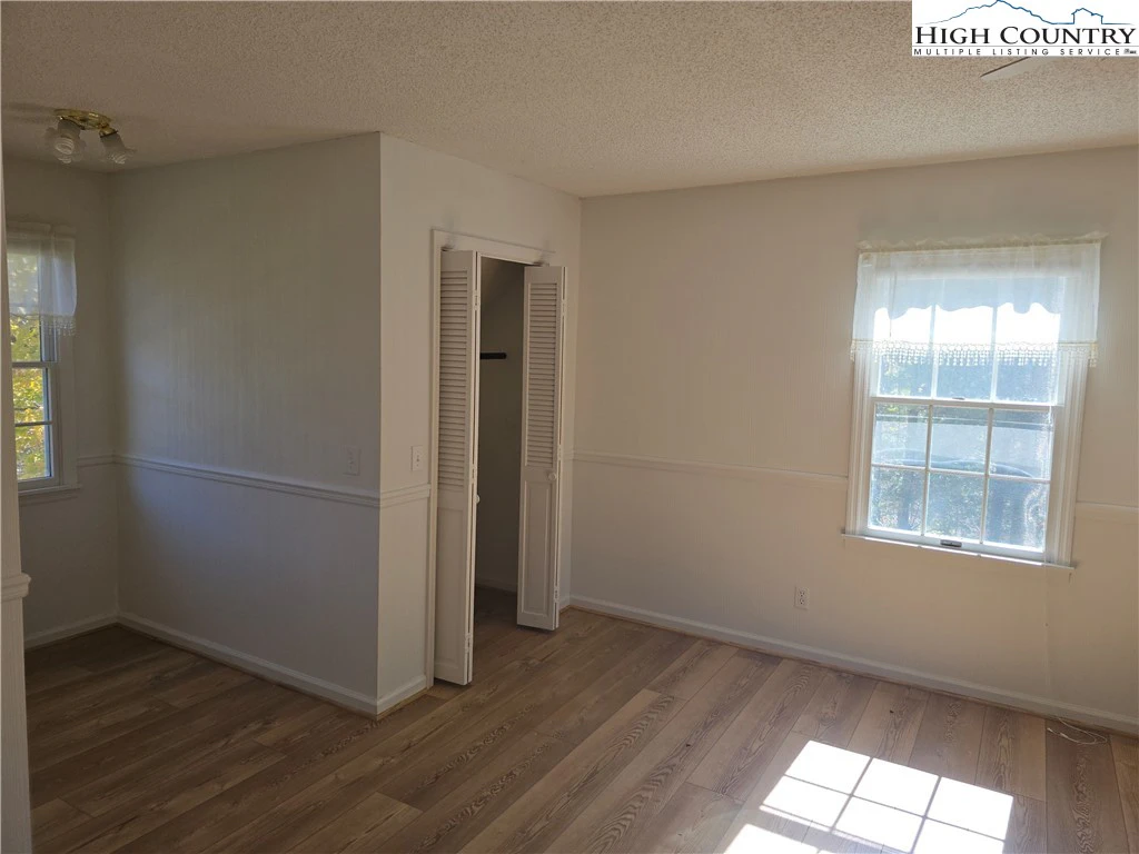 Image number 4 for the current listing
