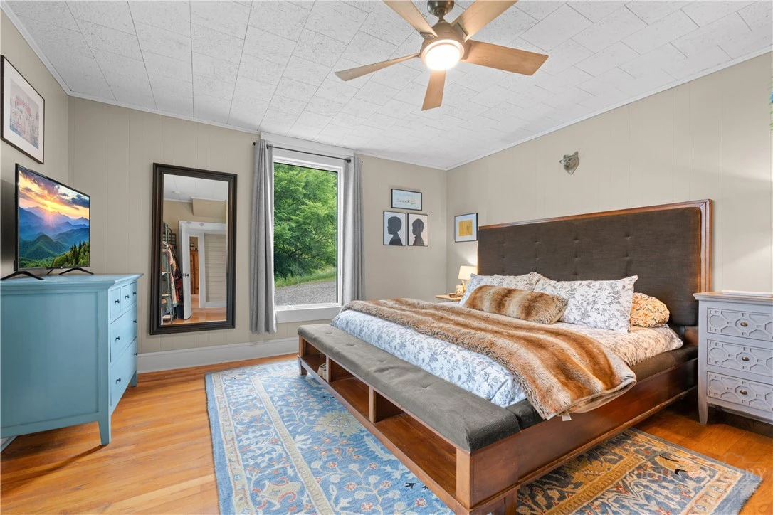 Image number 18 for the current listing