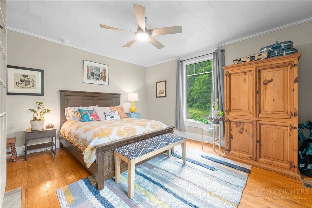 Image number 20 for the current listing