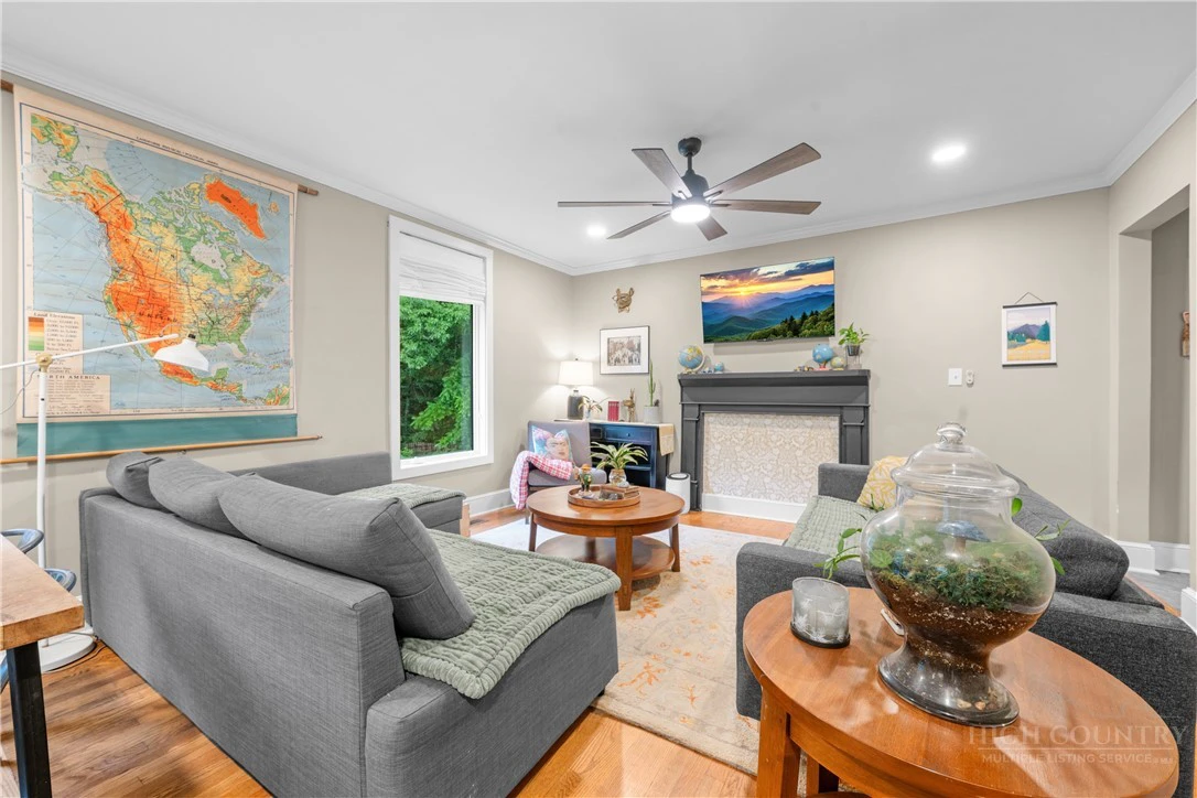 Image number 16 for the current listing