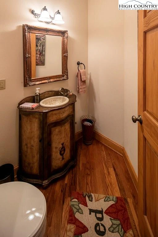 Image number 4 for the current listing
