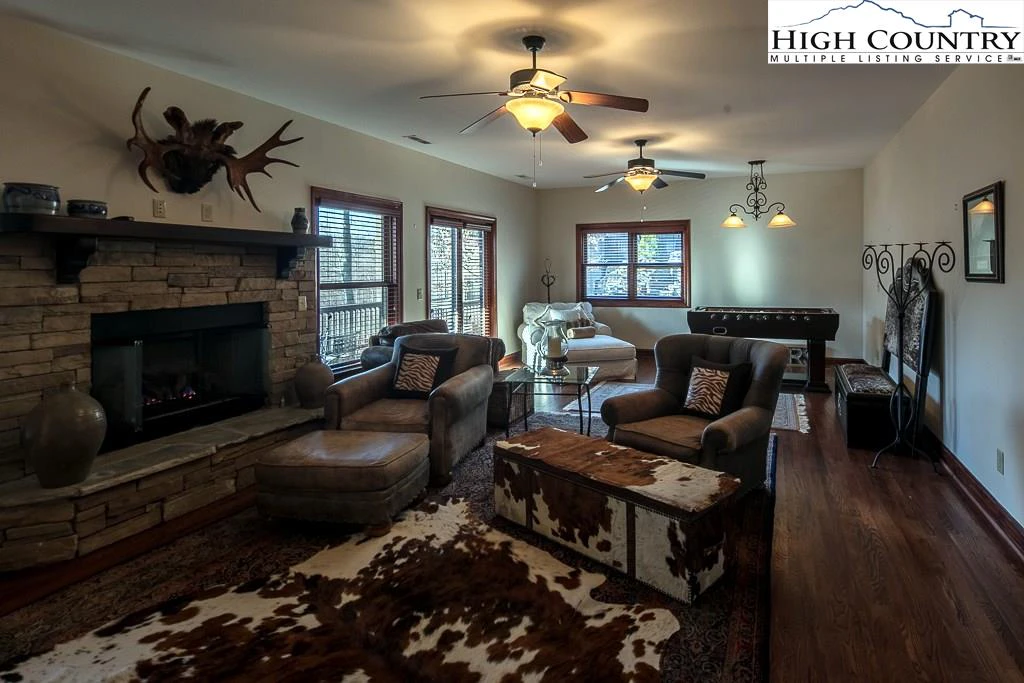 Image number 13 for the current listing