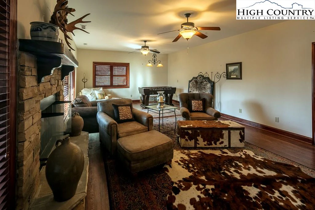 Image number 14 for the current listing