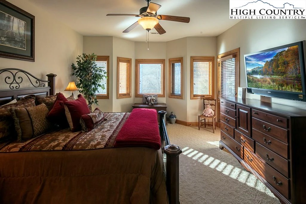 Image number 17 for the current listing