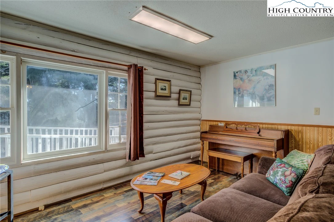 Image number 19 for the current listing
