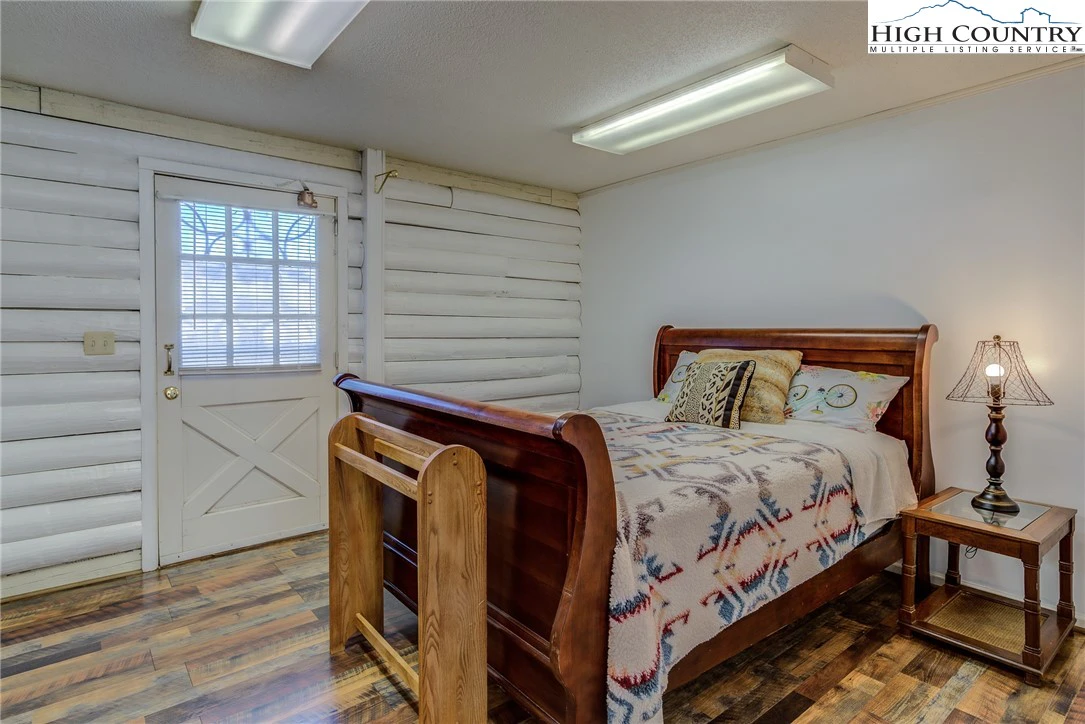 Image number 9 for the current listing