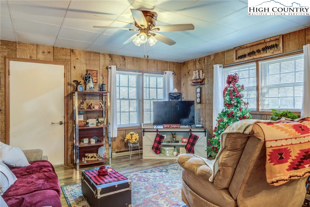 Image number 11 for the current listing